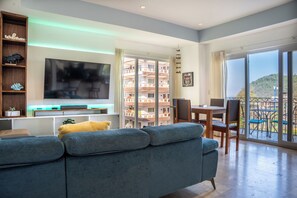 Smart TV, stereo - Charming 2-bedroom apartment with WiFi, fitness room in lovely Jaco, Ocean Front (Jaco)