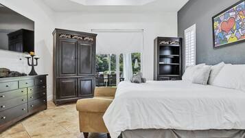 5 slaapkamers, een bureau, een strijkplank/strijkijzer, reisbedje