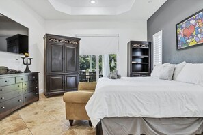 5 bedrooms, desk, iron/ironing board, travel crib