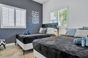 5 makuuhuonetta, työpöytä, silitysrauta/-lauta, vauvan matkasänky