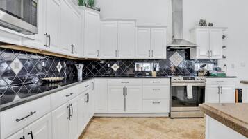 Een koelkast, een magnetron, een oven, een kookplaat