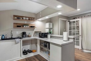 Fridge, microwave, coffee/tea maker, electric kettle - Charming 2-bedroom apartment with Fast WiFi, AC and a Soaking Tub in Memphis, TN (Memphis)