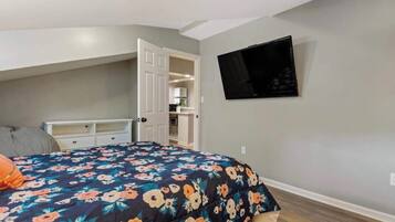 2 bedrooms, desk, iron/ironing board, free WiFi