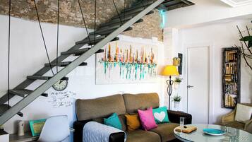 Een smart-tv, een dvd-speler, boeken en een stereo