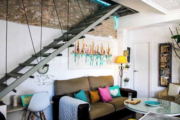 Smart-tv, een dvd-speler, boeken en een stereo