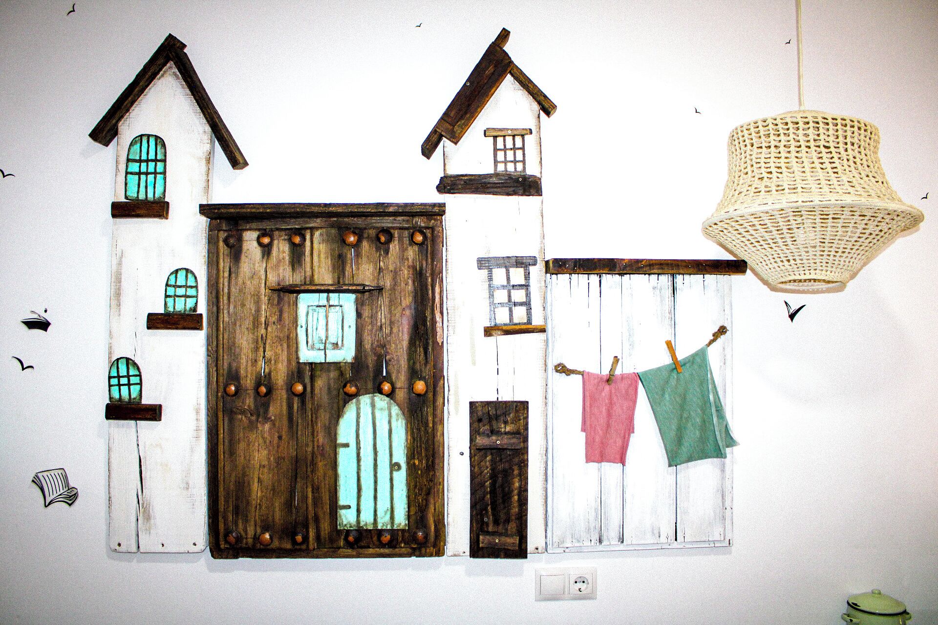 Una casa rústica con una puerta de madera grande, ventanas y una lámpara colgante.