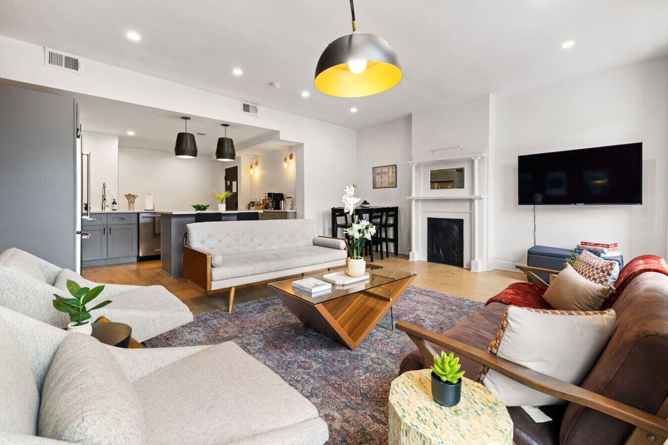 Een televisie en een stereo