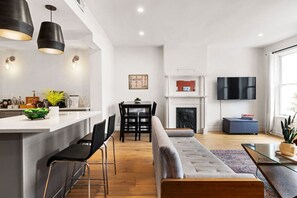 Interior - Sleeps 12, Mxn Streets (Pittsburgh)