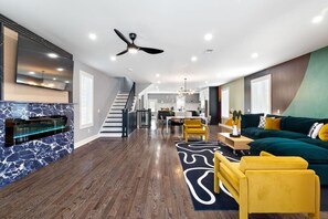 Smart-tv, pejs, bordfodbold, stereoanlæg