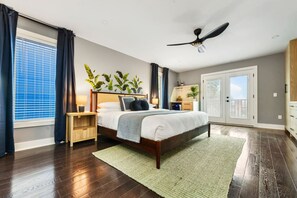 8 slaapkamers, een bureau, een strijkplank/strijkijzer, reisbedje