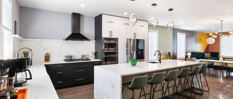 Refrigerador, microondas, horno, placa de cocina