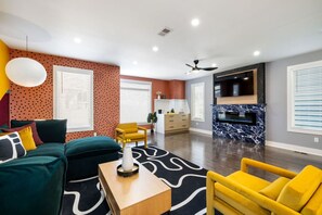 Smart TV, chimenea, futbolito y estéreo 