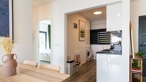 A modern hotel room with a dining area, kitchenette, and a view of the sea. - GuestReady - Endless Ocean Views (Santa Cruz)