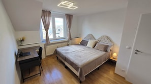 3 Schlafzimmer, Schreibtisch, Bügeleisen/Bügelbrett, WLAN