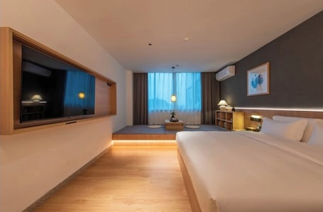 Escritorio, espacio para trabajar con laptop y cortinas blackout . SHIJING HOTEL