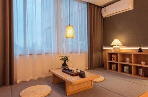 Zimmer, Japanisches Futonbett | Schreibtisch, laptopgeeigneter Arbeitsplatz, Verdunkelungsvorhänge