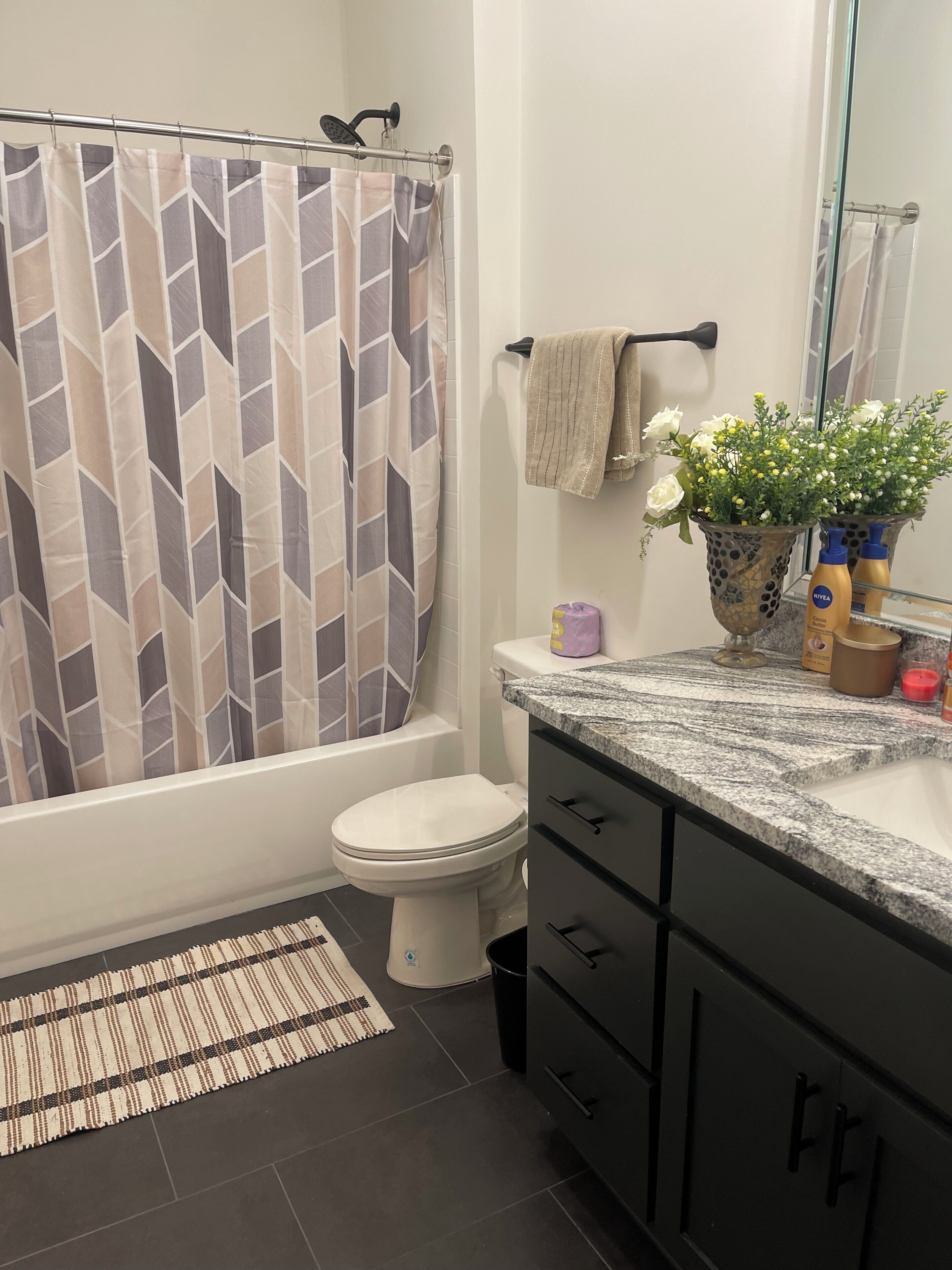 Haartrockner, Handtücher, Seife, Toilettenpapier