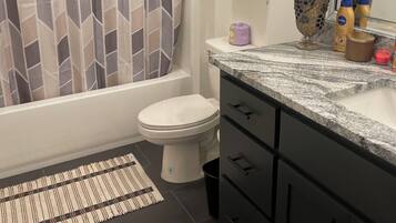 Haartrockner, Handtücher, Seife, Toilettenpapier