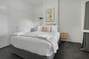 2 slaapkamers, een strijkplank/strijkijzer, reisbedje, wifi