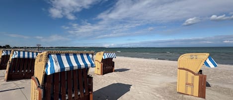 På stranden