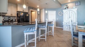 Een koelkast, een magnetron, een oven, een kookplaat