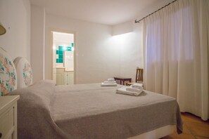3 habitaciones, tabla de planchar con plancha, wifi y ropa de cama