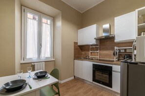 Réfrigérateur, four à micro-ondes, un four, surface de cuisson