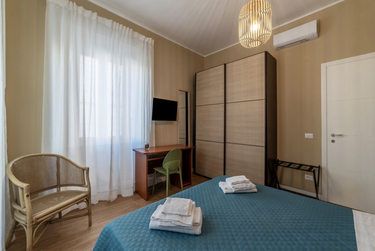 2 bedrooms, desk, iron/ironing board, WiFi