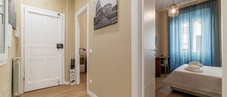 2 Schlafzimmer, Schreibtisch, Bügeleisen/Bügelbrett, WLAN