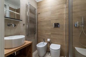 Regadera, secadora de cabello, bidet, toallas