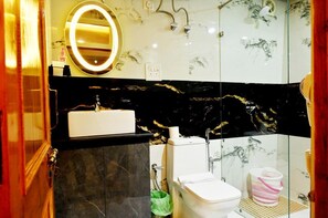 Deluxe Quadruple Room, Balcony, Mountain View | Bilik Mandi | Pancuran mandi, selipar, tuala disediakan, sabun 