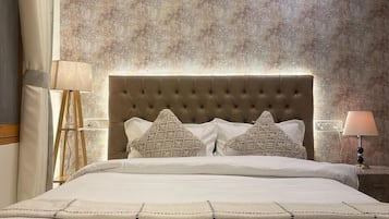 Quarto quádruplo luxo, sacada, vista para a montanha | Escrivaninha, Wi-Fi de cortesia