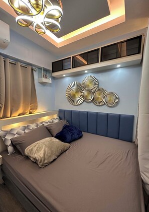 1 bedroom, iron/ironing board, WiFi, bed sheets - Cozy 1-bedroom with balcony condo with WiFi, AC in brilliant Quezon City (Quezon City)