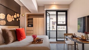 1 slaapkamer, een bureau, een strijkplank/strijkijzer, reisbedje