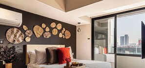 1 chambre, bureau, fer et planche à repasser, lit parapluie