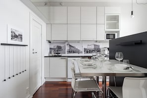 Perushuoneisto, kaupunkinäköala | Yksityinen keittiö | Täysikokoinen jääkaappi, mikroaaltouuni, uuni, liesi