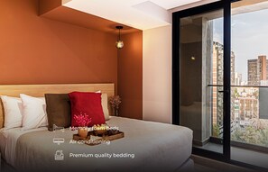 1 chambre, bureau, fer et planche à repasser, lit parapluie