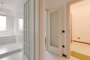 Haartrockner, Bidet, Handtücher, Toilettenpapier