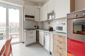 Frigorífico, microondas, horno y placa de cocina