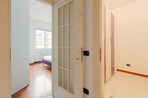 1 dormitorio, tabla de planchar con plancha, wifi y ropa de cama