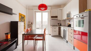 Kylskåp, mikrovågsugn, ugn och spishäll