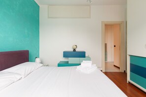 1 slaapkamer, een strijkplank/strijkijzer, wifi, beddengoed