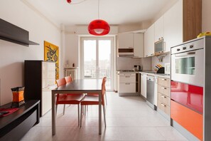 Frigorífico, microondas, horno y placa de cocina