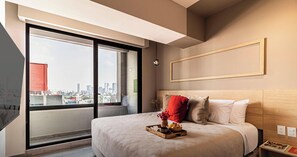 1 dormitori, escriptori i planxa i posts de planxar 