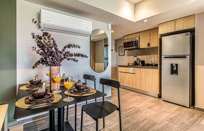 Kühlschrank, Mikrowelle, Herdplatte, Wasserkocher mit Kaffee-/Teezubehör