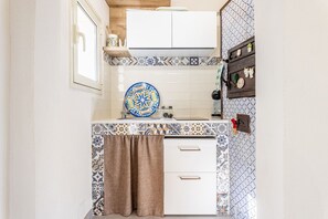 Fridge, oven, stovetop, coffee/tea maker