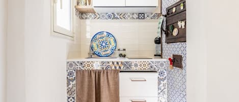 冷蔵庫、オーブン、コンロ、コーヒー / ティーメーカー