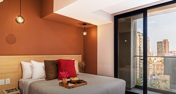 1 soverom, skrivebord, strykejern/-brett og reiseseng for barn