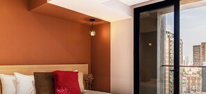 1 soverom, skrivebord, strykejern/-brett og reiseseng for barn