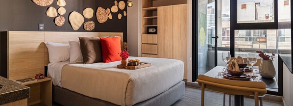 1 dormitorio, escritorio, tabla de planchar con plancha y cuna de viaje